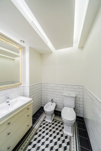 Do koupelny patří konstrukce s deskou Glasroc H (s nerezovým příslušenstvím a tmelem Vario H), určená do dlouhodobě vlhkého prostředí, odolná proti plísním
