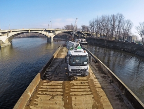 Transport autodomíchávače s betonem lodí k Libeňskému mostu