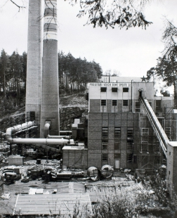 Budova nynějšího Alternátoru a domu dětí a mládeže Třebíč. Snímek pochází ze 60. let, kdy zde fungovala kotelna. Komín vlevo stále stojí, využívá jej firma TTS pro spalování biomasy.