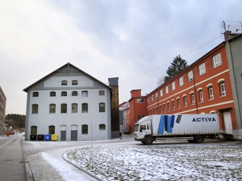 Ulička Budischowského nenese jméno po zakladateli borovinské „fabriky“ náhodou. Opravené budovy na levé i pravé straně totiž pocházejí ještě z Budischowského éry, tedy z přelomu 19. a 20. století.
