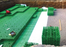 Stormbox je otevřený stavebnicový systém, z něhož lze jednoduše vytvořit libovolně velký podzemní prostor pro zadrženou vodu