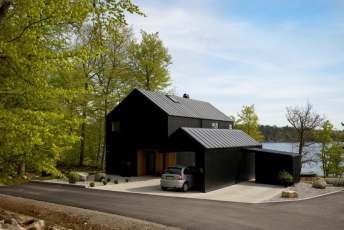 Tegelbruksviken: nízkoenergetické dřevostavby s plechovou střechou a nejmodernější vzduchotechnikou od Lindabu