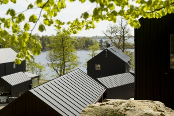 Tegelbruksviken: nízkoenergetické dřevostavby s plechovou střechou a nejmodernější vzduchotechnikou od Lindabu