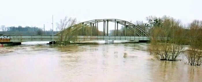 Obr. 2: Stávající most během povodní (zhoršená kvalita snímku – archiv SŽDC 2006)