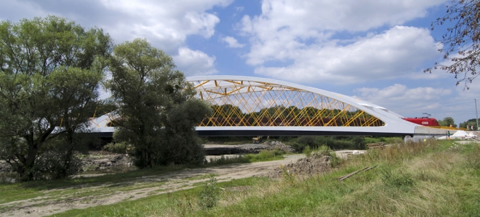 Obr. 1: Unikátní most uprostřed přírody