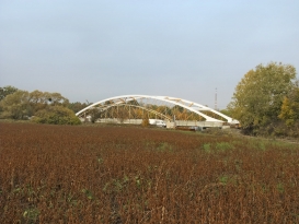 Obr. 4: Porovnání stávajícího a nového mostu, pohled zprava, vpravo směr Břeclav (rozpětí polí stávajícího mostu: 24 m, 63 m, 24 m; rozpětí nového mostu: 97,5 m)