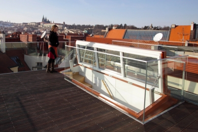 Výklopné střešní dveře Solara v centru Prahy, pohodlný sklon a šířka schodiště zhodnocují terasu
