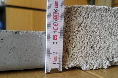 Porovnání hutnosti lité směsi Cemflow (vlevo) a betonové mazaniny