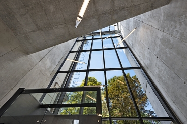 Vertikální prosklená stěna vstupní haly