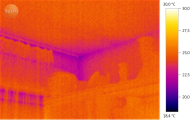 Rohové napojení konstrukcí. Použitím termokamery snadno zjistíme rozložení povrchových teplot konstrukcí. Jednotlivé teplotní stupně mají přiřazenou určitou barvu. Z obrázku je pak na první pohled vidět, kde je povrchová teplota nejnižší, a naopak kde nejvyšší.