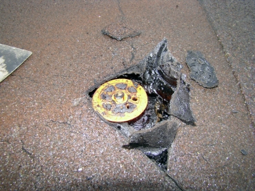 Nevhodné kotvení se uvolňuje, protrhává hydroizolační asfaltový pás. Na vině je použití fasádních hmoždinek, které nepatří na plochou střechu.