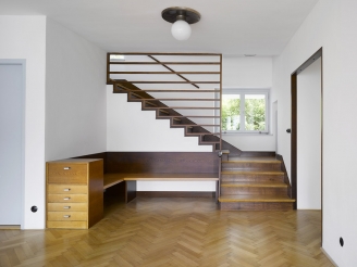 Dřevěné schodiště s integrovanou lavicí