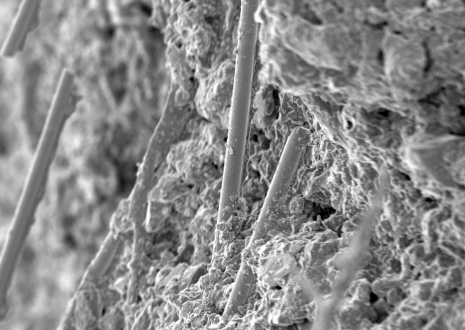 kelná vlákna se velmi dobře pojí s vnitřní mikrostrukturou omítky