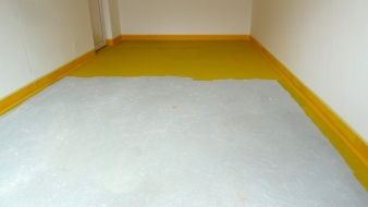 Nátěr SIGMAFLOOR 2K Epoxy Aqua chrání betonové podlahy v interiéru