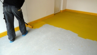Nátěr SIGMAFLOOR 2K Epoxy Aqua chrání betonové podlahy v interiéru