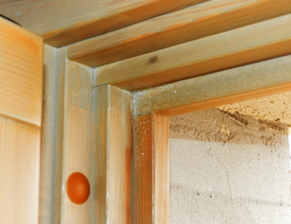 Obr. 2: Chybné zabudování okenního rámu. Zdegradovaná montážní pěna způsobuje ochlazování rámu, netěsnostmi křídla vniká teplý vzduch do I. těsnicí zóny a na ochlazované naléhávce funkční spáry dochází k tvorbě rosného bodu – kondenzátu.