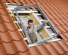Tepelněizolační rám. Pro zajištění lepší vnější izolace okna je vhodné použít tepelněizolační soupravu. Obsahuje izolační rám pro lepší izolaci mezi okenním rámem a střechou, límec s plstěným podkladem a samostatný drenážní žlábek. Tepelněizolační rám se osadí (na podpůrné latě) do připraveného otvoru ve střešní konstrukci.