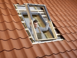 Rám okna. Na tepelněizolační rám se nasadí rám střešního okna bez okenního křídla. Spojovací a montážní úhelníky jsou už namontované v rámu.