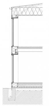 Obr. 5: Svislý řez domem v místě velkých jižně orientovaných oken ukazuje téměř dokonalé potlačení tepelných mostů v konstrukci. Celých 90 % střešní konstrukce včetně instalace okapů, tepelné izolace i krycího trapézového plechu lze provádět postupnými kroky z jednoduchého lešení postaveného v 2. NP. Je myšleno i na úsporu betonu v základových pasech současně s vytvořením prostoru pro kanalizaci dešťové vody a drenáže kolem stavby. Znázorněno je i uložení zemního výměníku v základových pasech a pod základovou deskou.