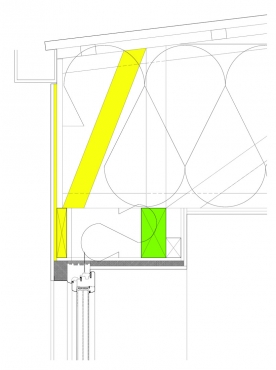 Obr. 6: Detail z obr. 5, konstrukce „překladu“ nad oknem pod střechou vytvořeného spolupůsobením žlutě označených prvků. Spojením fošny a OSB desky na vnějším opláštění se vytvoří velmi tuhý prvek, který přes dodatečnou příčli střešního vazníku odlehčí střešní věnec (označen zeleně). Všechny namáhané spoje jsou řešeny lepením PUR lepidlem a prohřebíkováním konvexními hřebíky, v případě potřeby i pomocí svorníků ze závitových tyčí. 