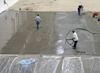 Obr. 2: Tekutý jednosložkový cementem vázaný podlahový povlak MC-Floor Screed 10 pro rychlé sanace průmyslových podlah