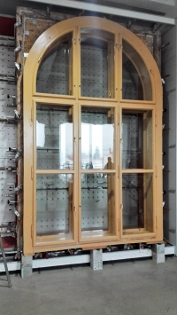 Opravené a upravené původní historické okno modernizovaného historického objektu v zahraniční zkušebně otvorových výplní