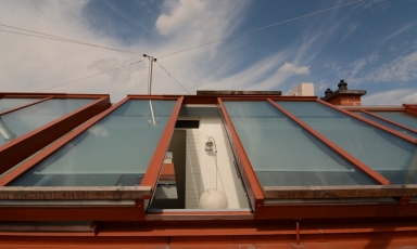 Luxusní střešní prosklení Solara Perspektiv v jednom ze střešních bytů v Praze – trojsklo s protisluneční vrstvou SunCool 