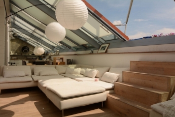 Luxusní střešní prosklení Solara Perspektiv v jednom ze střešních bytů v Praze – trojsklo s protisluneční vrstvou SunCool 