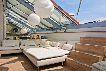 Luxusní střešní prosklení Solara PERSPEKTIV – trojsklo s protisluneční vrstvou SunCool v jednom ze střešních bytů v Praze
