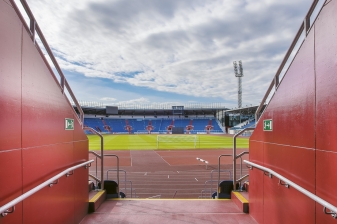 Stadion nyní splňuje technické požadavky dle klasifikací IAAF, UEFA, FIFA a FAČR