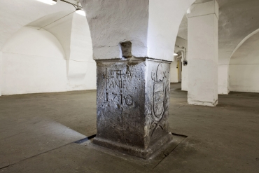 Letopočet, vytesaný v základovém pilíři v prostorách sladovního humna, kde se dnes nachází Pivovarský výčep