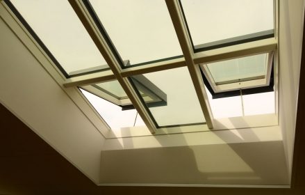 H1 – neviditelné automatické otvírače střešních oken Solara