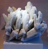 Obr. 1: Ilustračný obrázok – minerál anhydrit (zdroj www.wikipedia.org)
