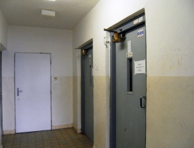 Obr. 4: Původní stav chodbičky u výtahů