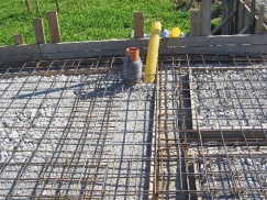 Příklad provádění podkladního betonu vyztuženého kari sítí, který zhotovitel nazývá základovou deskou (zdroj http://new.konstrukce.cz)