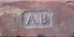 Cihla plná s kolkem A.B., pozitivní písmo, běžný formát (290×140×65 mm), počátek 20. století. Jednalo se o iniciály majitele cihelny Adolfa Břečky z cihelny ve Vraclavi u Vysokého Mýta.
