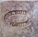 Cihelná dlaždice „půdovka“ s kolkem F. Veselý Brandýs n./O., negativní písmo v obdélném negativním rámečku, rozměr 200×200×40 mm. Jedná se o cihelnu Františka Veselého v Brandýse nad Orlicí, přelom 19. a 20. století.