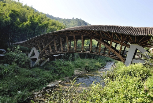 Obr. 1: Most u Crosswater Ecolodge v čínském národním parku Nankunshan, autor Simón Veléz