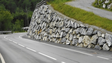Obr. 1: Opěrná stěna z velkých balvanů (Rakousko)