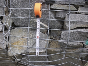 Obr. 6: Vyboulení zdi, potrhané dráty, použity byly kámen a nevhodná výplň