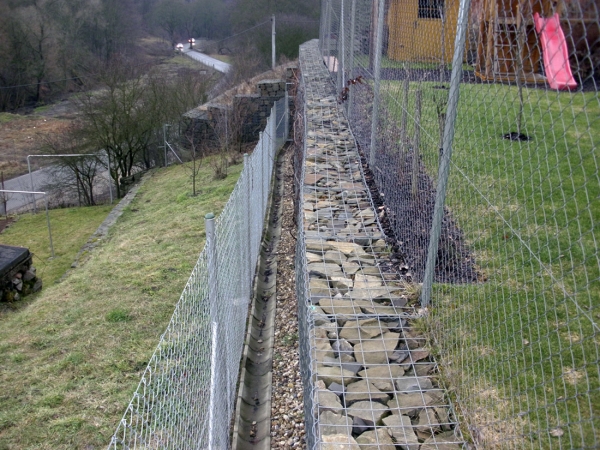 Obr. 13: Dobře provedená zeď z gabionů (na hraně pozemků)