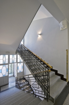 Na schodišti jsou zachované původní žulové stupně, které výrazně oživilo přebroušení a renovace teracových povrchů na podestách