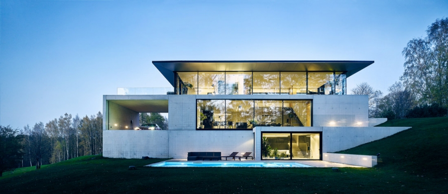 Impozantní budova ze skla a betonu organicky zapadá do terasovitého terénu. Architekti studia Outofbox tomu říkají „asketický design“.