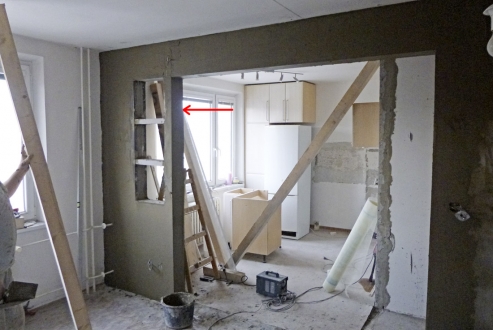 Obr. 7: Úprava interiéru (s další neočekávanou úpravou majitele bytu – šipka)