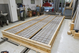 Obr. 1: Debnenie betónovej časti vzoriek pred betonážou – 1. etapa nosníkov