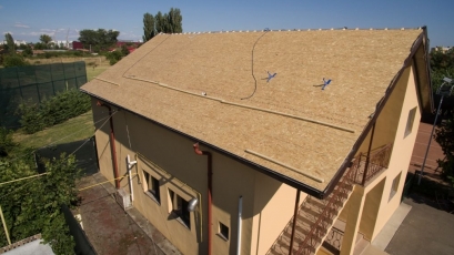 Nové opláštění střechy deskami Egger Roofing Board, foto Marian Ouatu