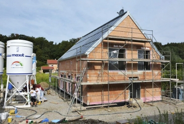 Obr. 1: Dům v duchu „Massivhaus (Massivbau)“, projekt energeticky plusového domu z jednovrstvé cihelné konstrukce, zdroj: http://www.ehp-schlagmann-baywa.de