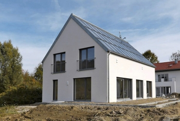 Obr. 1: Dům v duchu „Massivhaus (Massivbau)“, projekt energeticky plusového domu z jednovrstvé cihelné konstrukce, zdroj: http://www.ehp-schlagmann-baywa.de