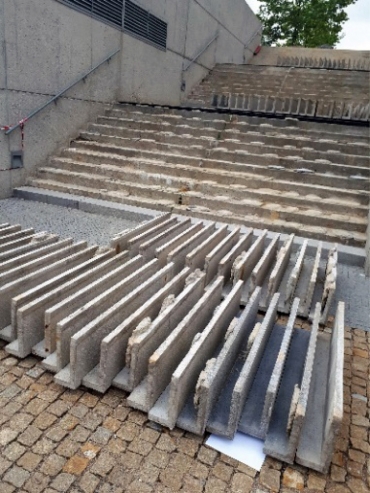 Obr. 3: Pohled na schodišťové desky po jejich vybourání z venkovního schodiště (archiv autorky)