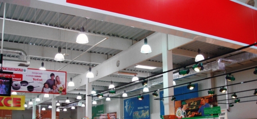 Obr. 1: Vazníky s otvory ve střešní konstrukci supermarketu 